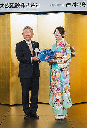 메이저메이저카지노 Kiyorei Aikawa 대통령으로부터 상 컵을받습니다